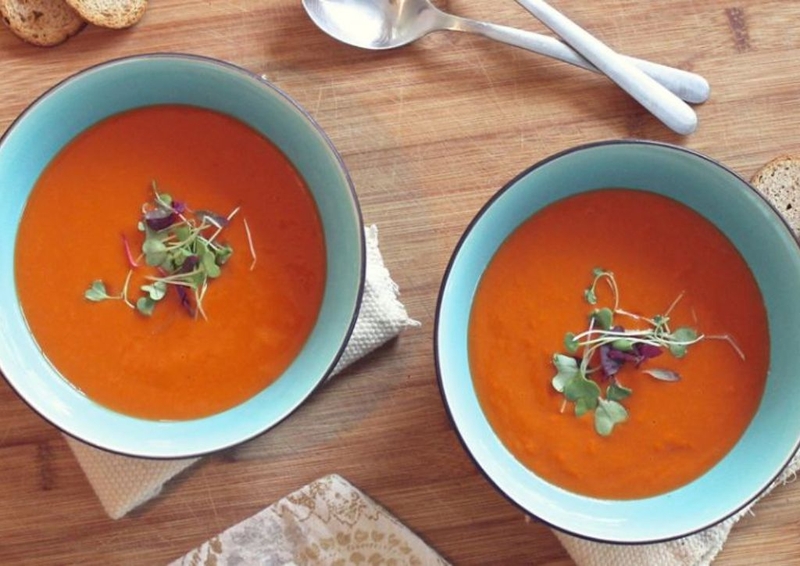 Gợi ý cho mẹ 2 cách nấu cháo gấc cho bé ăn dặm thơm ngon 2