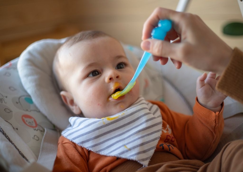 Gợi ý cho mẹ 2 cách nấu cháo gấc cho bé ăn dặm thơm ngon 4