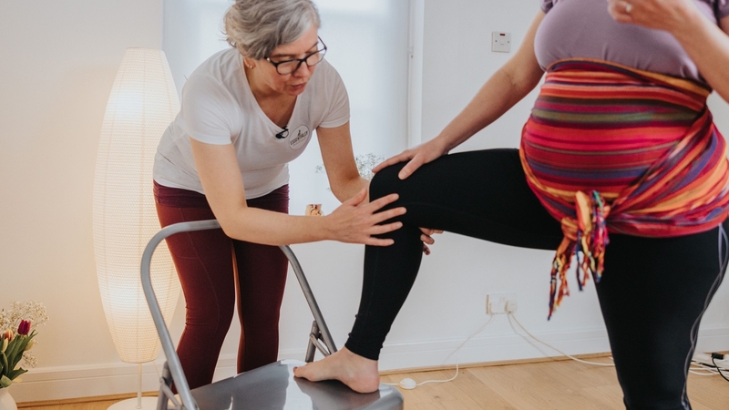 Gợi ý mẹ bầu những tư thế nằm giúp chuyển dạ nhanh 3