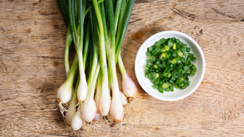 Hành lá là một trong những gia vị có nguồn gốc từ các loại lá thường gặp