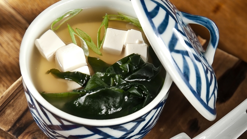 Canh rong biển nấu đậu phụ là món ăn thanh nhẹ nhưng chứa nhiều dưỡng chất