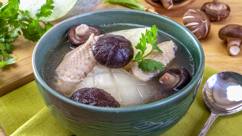 Canh nấm nấu gà là món ăn thơm ngon, dễ tiêu hóa và giàu giá trị dinh dưỡng