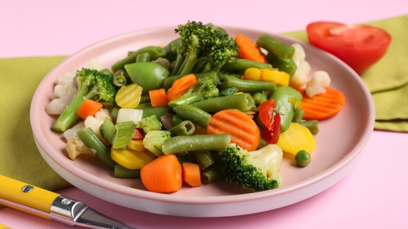 Mẹ nên luân phiên đa dạng các loại rau củ trong khẩu phần hằng ngày khi cho bé ăn dặm