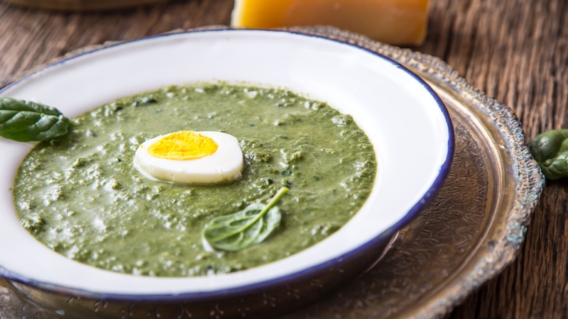 Cải bó xôi giàu vitamin và khoáng chất, kết hợp cùng lòng đỏ trứng gà giúp bổ sung chất béo tốt và năng lượng