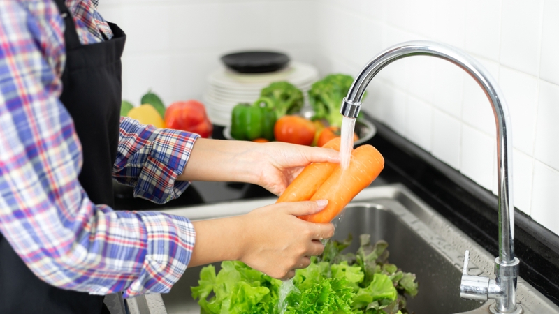 Khi nấu cháo rau củ cho bé, mẹ cần sơ chế kỹ nguyên liệu trước khi nấu