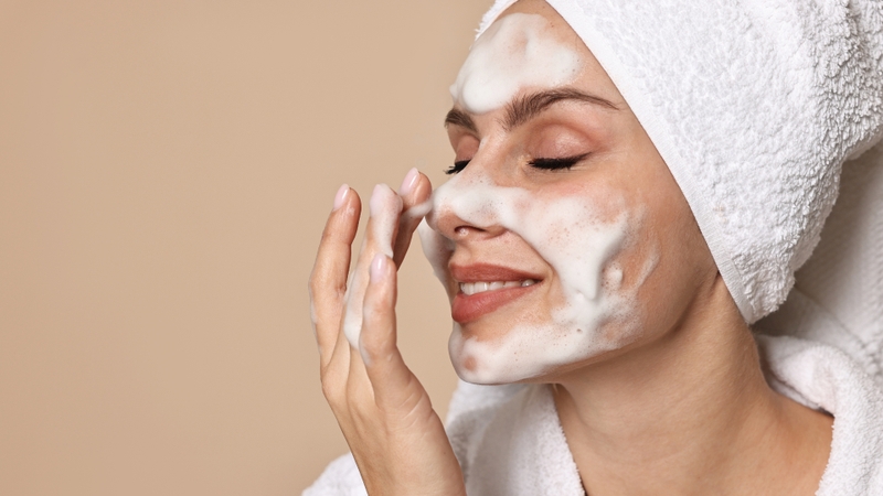 Lớp bọt mịn giúp len lỏi vào bề mặt da, hỗ trợ cuốn trôi bụi bẩn, dầu thừa và cặn trang điểm còn sót lại