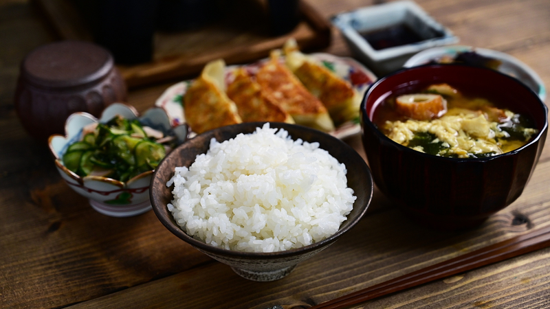 Thực đơn cho mẹ sau sinh cung cấp protein, vitamin, khoáng chất và chất xơ