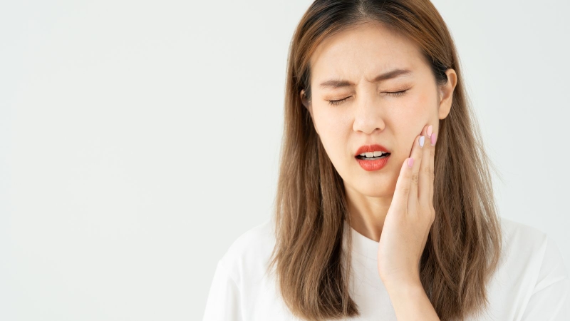 Cảm giác đau đớn và nhạy cảm mỗi khi ăn uống