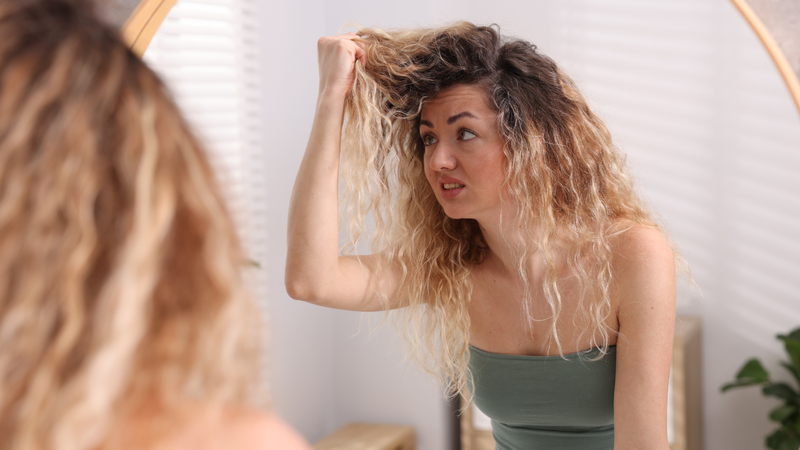 Lạm dụng gôm xịt tóc có thể khiến tóc khô xơ, bết dính và dễ hư tổn hơn