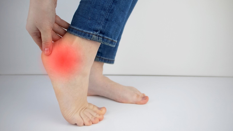 Đau nhức phía sau gót chân có thể là dấu hiệu cảnh báo tổn thương gân Achilles