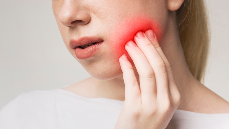 Vết mổ bị sưng đỏ, đau nhức kéo dài, có thể chảy mủ là những biến chứng có thể xảy ra sau khi gọt hàm