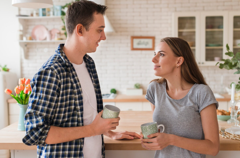 Một green flag trong mối quan hệ chính là khi cả hai biết lắng nghe lẫn nhau