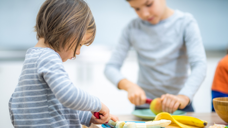 Gù lưng trẻ em là tình trạng cột sống bị cong bất thường ra phía trước