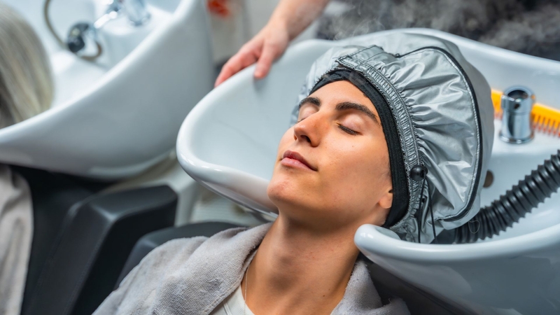 Ủ tóc bằng gừng tươi cũng được nhiều người sử dụng để hỗ trợ kích thích mọc tóc