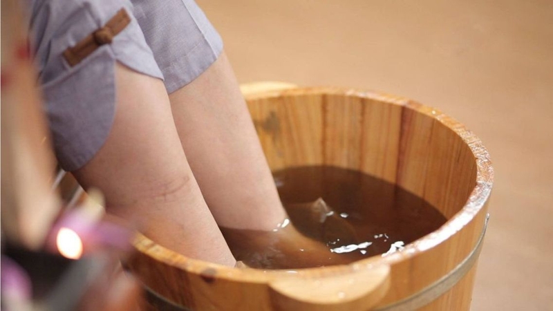 Ngâm chân gừng muối ngải cứu giúp thư giãn sau ngày dài mệt mỏi