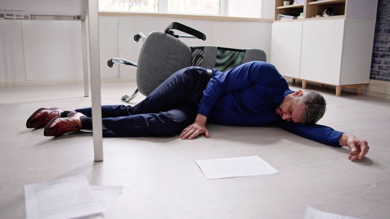 Các biểu hiện này có thể thoáng qua hoặc lặp lại nhiều lần trong ngày, đặc biệt ở người cao tuổi, như ngất xỉu hoặc mất ý thức tạm thời