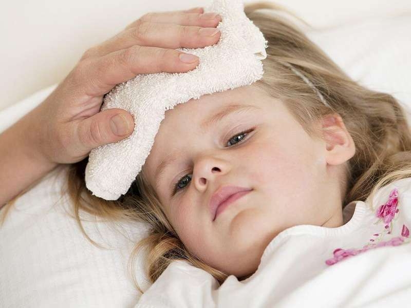 Hạ sốt cho trẻ bằng dầu tràm có tốt không? 2