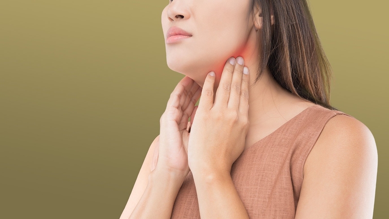 Nổi hạch ở cổ có thể liên quan đến viêm họng, virus tấn công,...
