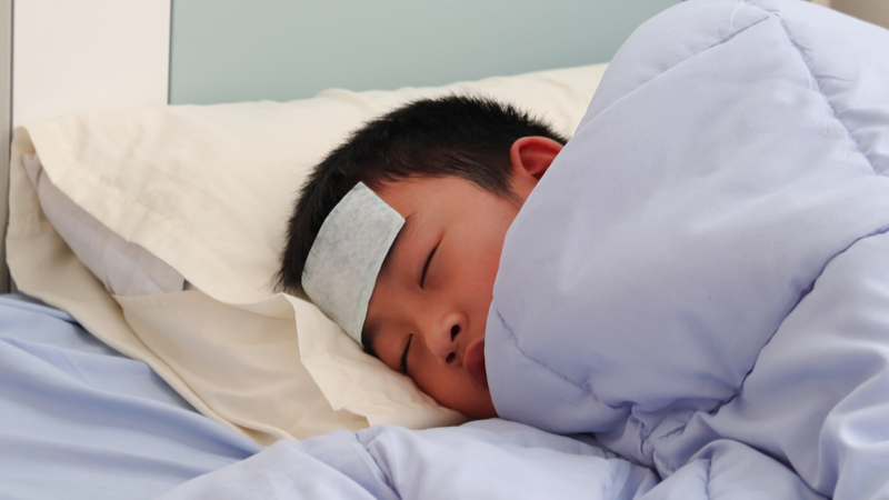Cha mẹ cần theo dõi các triệu chứng như sốt, mệt mỏi, sụt cân và đưa trẻ tái khám sớm nếu có bất thường