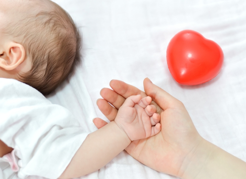 Trẻ nổi hạch ở nách thường có dấu hiệu nóng cơ thể nhẹ