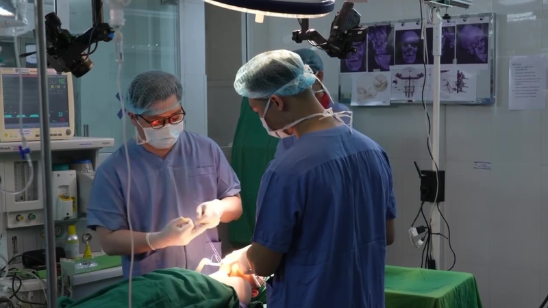 Các bác sĩ kết hợp sử dụng hệ thống định vị phẫu thuật để xác định chính xác các vị trí nguy hiểm