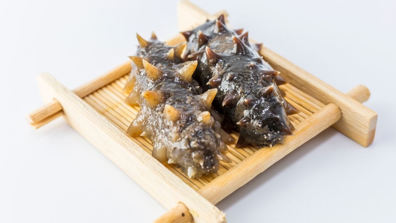 Người có tiền sử dị ứng thực phẩm biển hoặc mắc bệnh thận cần thận trọng khi ăn hải sâm