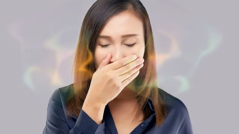 Hàm duy trì có mùi hôi dù vệ sinh thường xuyên là dấu hiệu có vết nứt