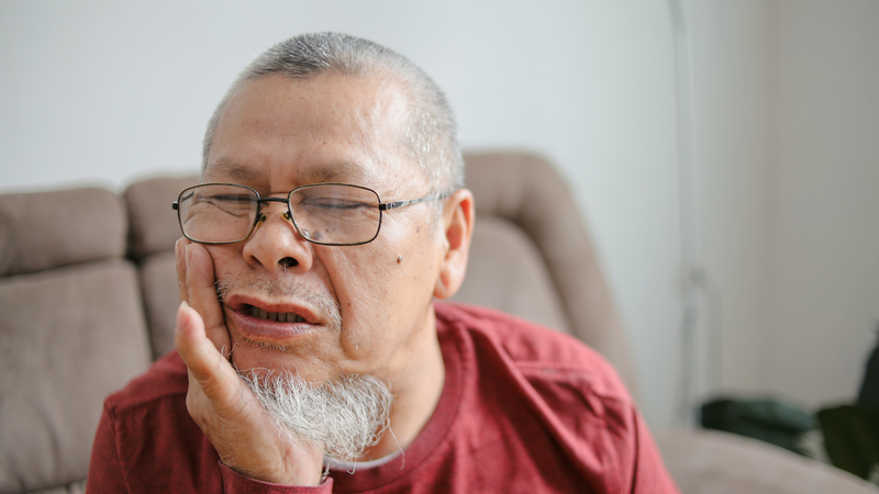 Người cao tuổi nên đi khám nha khoa khi có dấu hiệu bất thường ở răng miệng