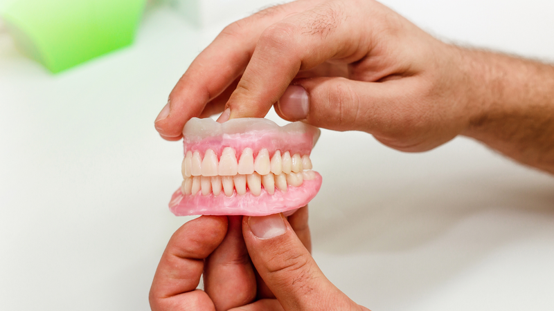 Hàm giả dù còn nguyên vẹn vẫn có thể gây tổn thương nướu nếu không còn vừa khít