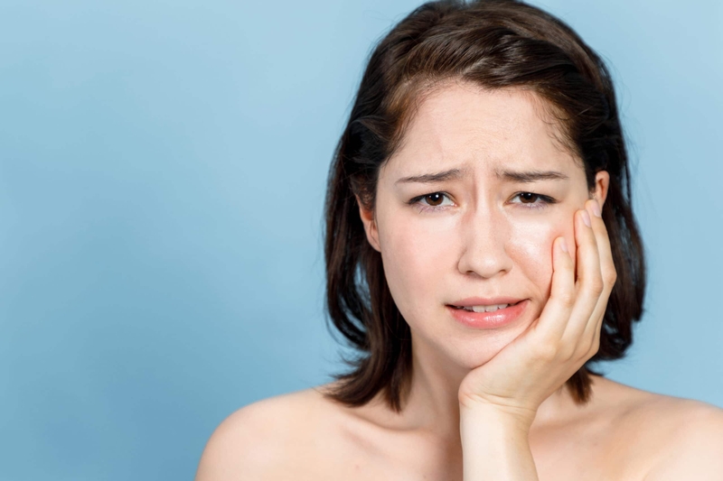Thời gian đầu đeo hàm tháo lắp có thể gây cảm giác khó chịu, đau đớn