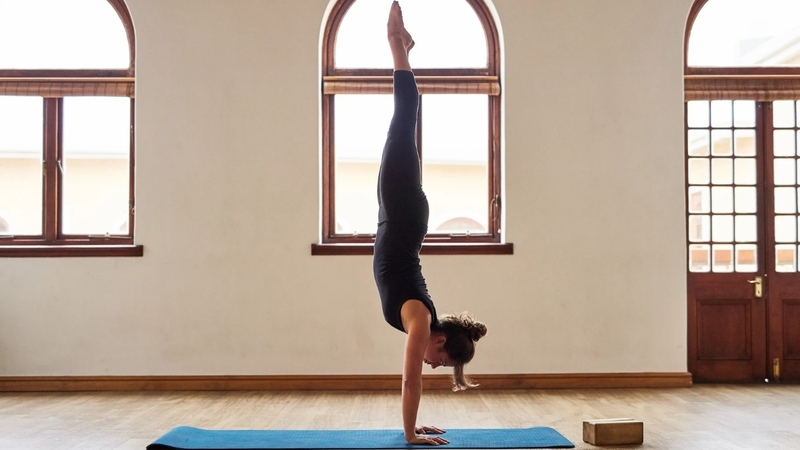 Handstand là gì? Gợi ý tư thế và lưu ý khi tập handstand 1