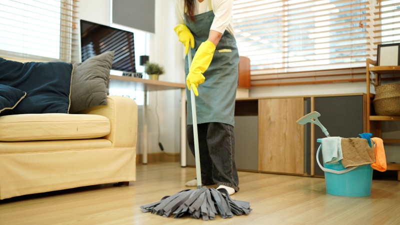 Luôn trang bị đầy đủ khẩu trang y tế và găng tay cao su khi dọn dẹp