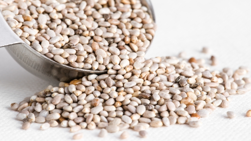 Hàm lượng chất chống oxy hóa cùng omega-3 trong hạt chia trắng giúp bảo vệ tế bào da khỏi tác động của gốc tự do