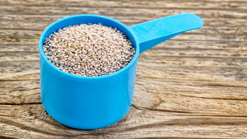 Mặc dù giàu dinh dưỡng, việc tiêu thụ quá nhiều hạt chia trắng có thể gây đầy bụng, khó tiêu