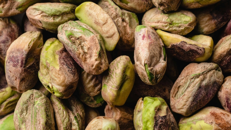 nên tránh ăn hạt dẻ cười bị mốc hoặc có mùi lạ vì có thể chứa độc tố aflatoxin