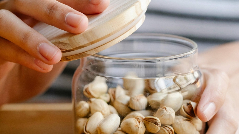 Hạt dẻ cười nên được bảo quản trong hộp kín đặt ở nơi khô ráo, thoáng mát