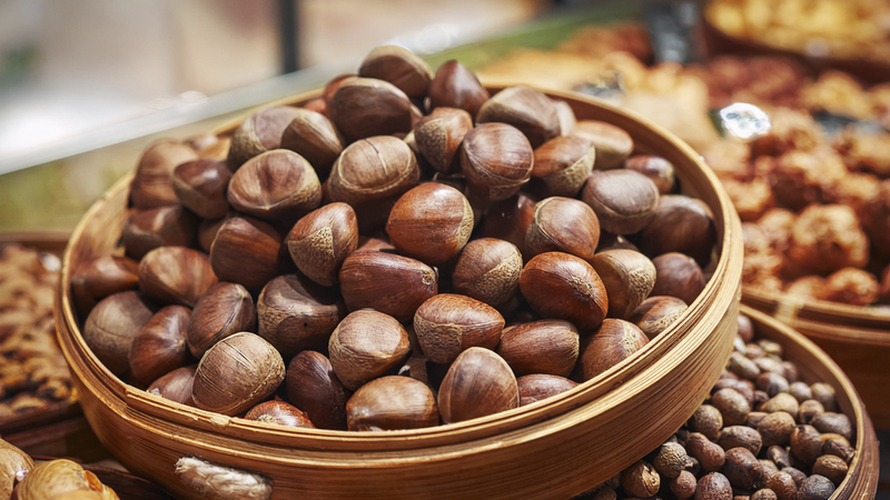 Để chọn hạt dẻ rừng ngon và đảm bảo chất lượng, bạn nên quan sát kỹ phần vỏ bên ngoài