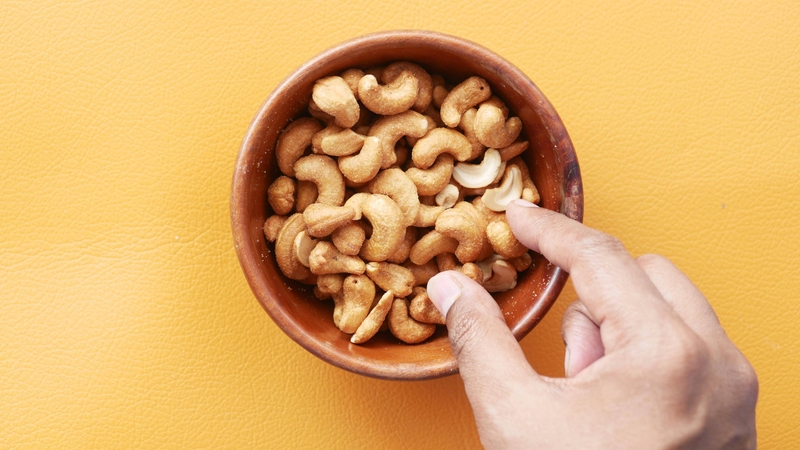 Bạn nên ưu tiên dùng hạt điều rang khô, không muối hoặc ít muối