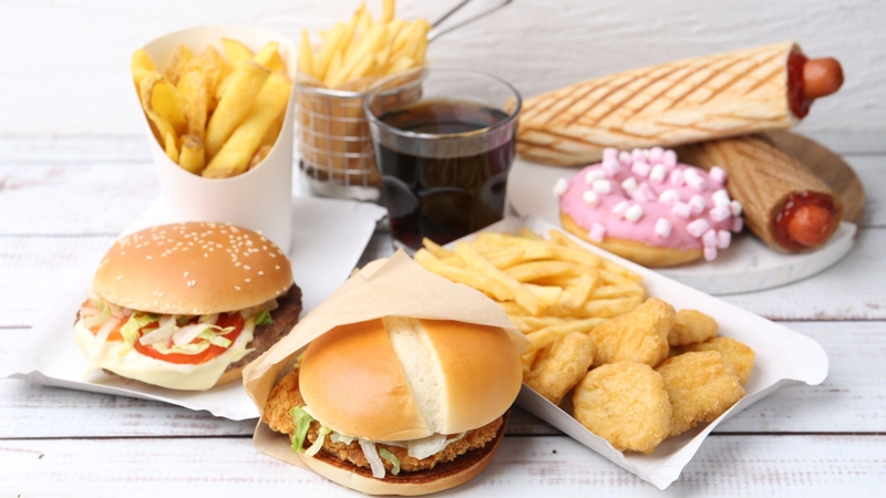 Ăn hạt điều cùng thực phẩm nhiều chất béo bão hòa hoặc đồ ăn nhanh có thể gây đầy bụng và không tốt cho sức khỏe tim mạch