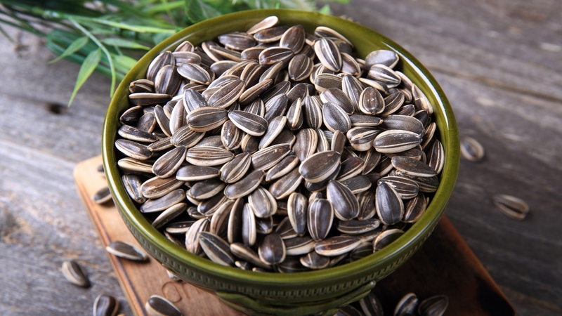 Hạt hướng dương chứa hàm lượng vitamin E và folate đáng kể