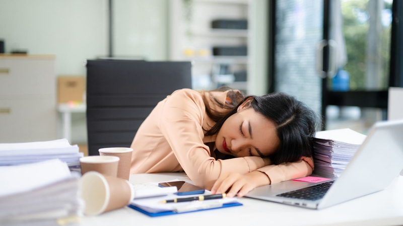 Rối loạn giấc ngủ là nguyên nhân phổ biến nhất gây buồn ngủ ríu mắt vào ban ngày