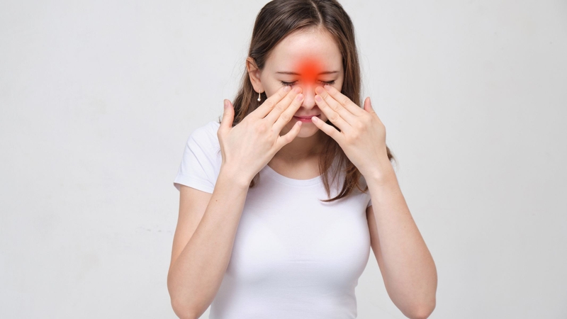 Hay đau đầu vùng trán lông mày có sao không?