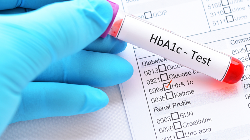 Bác sĩ giải thích kết quả xét nghiệm HbA1c cho bệnh nhân