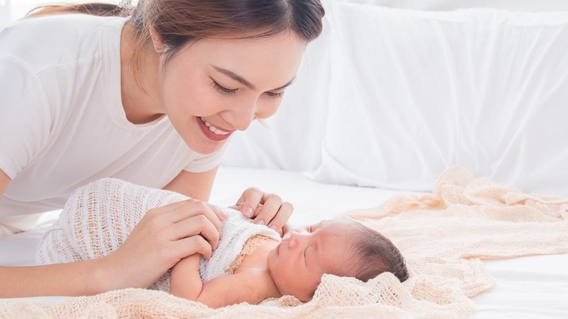 Dù đã qua giai đoạn ở cữ, mẹ vẫn nên tránh những thói quen có thể ảnh hưởng xấu đến sức khỏe lâu dài