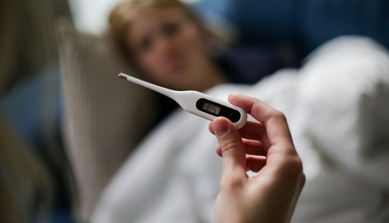 Muốn hết sốt nổi mẩn đỏ ở người lớn​, áp dụng ngay cách này 1