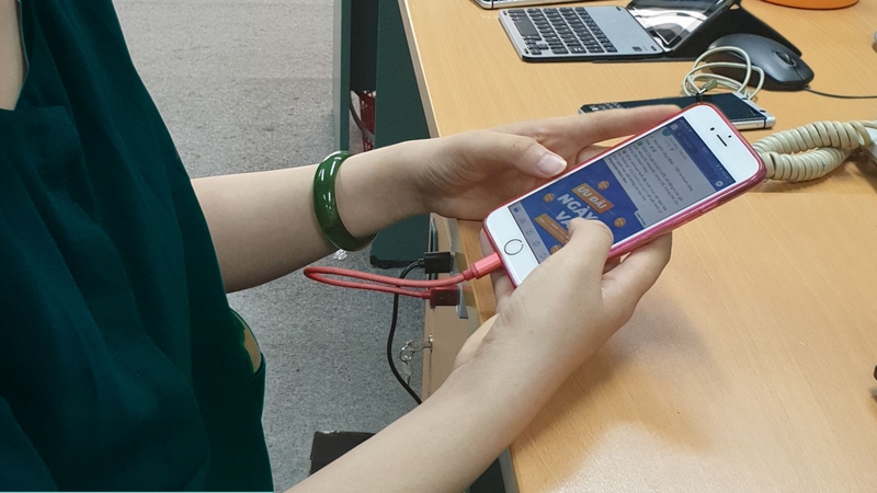 Các chuyên gia cảnh báo về những nguy cơ tiềm ẩn khi sạc điện thoại trong lúc sử dụng