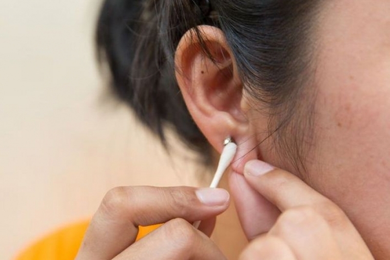 Cách điều trị tình trạng bấm lỗ tai bị chảy nước vàng