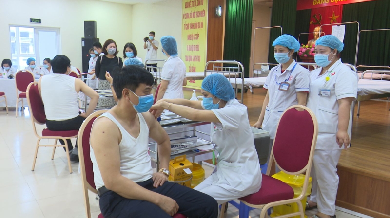 Người dân tiến hành tiêm vắc xin Covid 19 để giảm nguy cơ nhiễm dịch bệnh