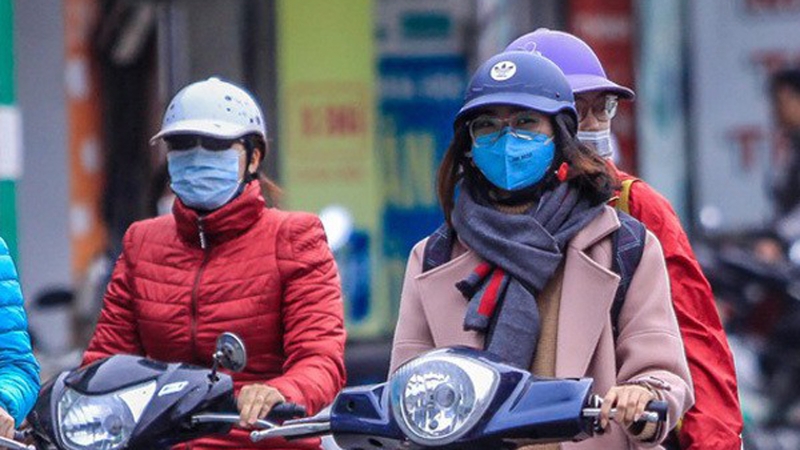 Khi trời lạnh bạn cần đeo khẩu trang hoặc khăn che mặt trước khi ra ngoài, che miệng và mũi để làm ấm không khí đi vào phổi