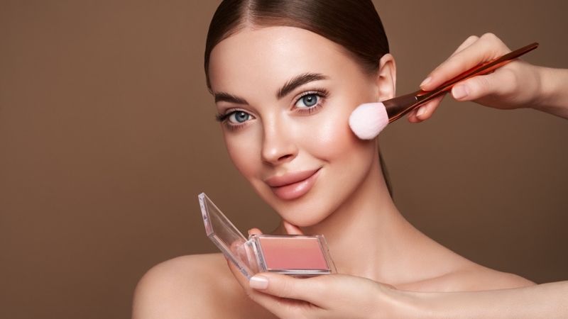 Nên chọn tông highlight gần với màu da và tán nhẹ để lớp trang điểm trông tự nhiên hơn